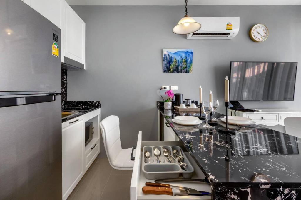 PALMYRAH SURIN, MODERN 1BR with Terrace, 150 meters to Surin Beach photo 4