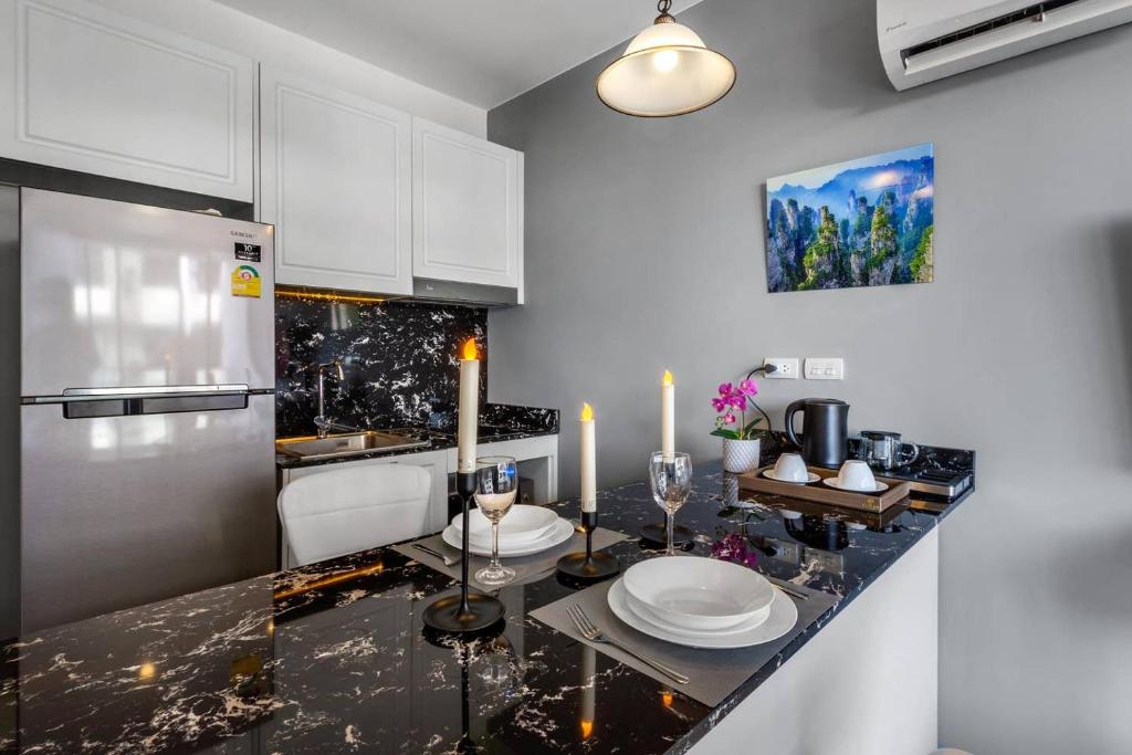 PALMYRAH SURIN, MODERN 1BR with Terrace, 150 meters to Surin Beach photo 3