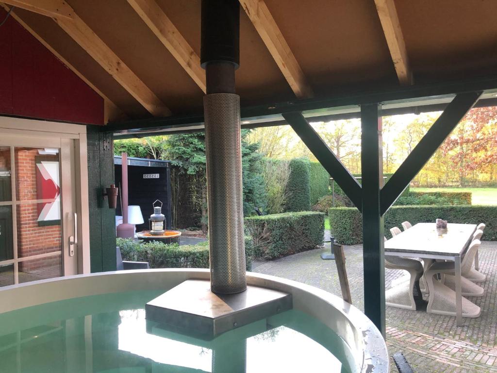 De Lindenburg met privé hottub en sauna 6-persoons photo 3