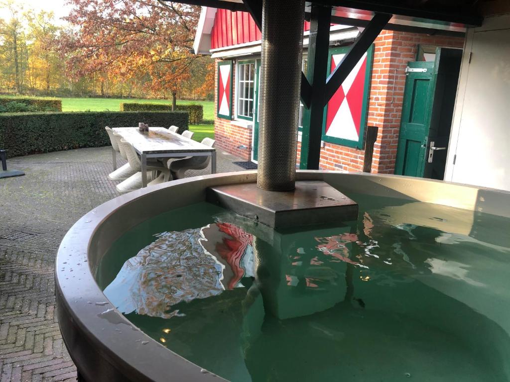 De Lindenburg met privé hottub en sauna 6-persoons