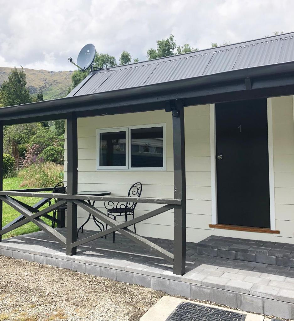 Kingston TOP 10 Holiday Park - Tap to explore photos