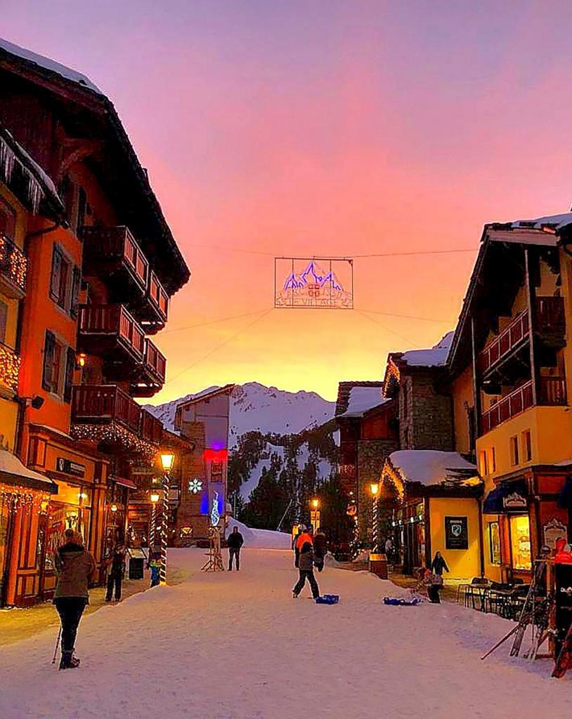 Huge Superior 4 Bedroom Apartment, Arc 1950, Les Arc, Spaciously Sleeps 8 to 10 over two floors, Ski In Ski Out photo 1
