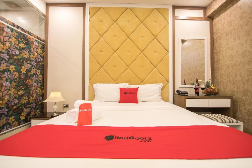 Двухместный (Улучшенный номер с кроватью размера «queen-size»), The Royal Hotel