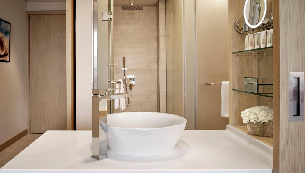 Двухместный (Улучшенный номер AVANI), Отель Avani Ibn Battuta Dubai Hotel
