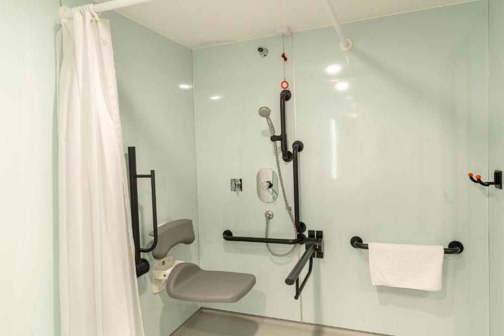 easyHotel Reading - Tap to explore photos