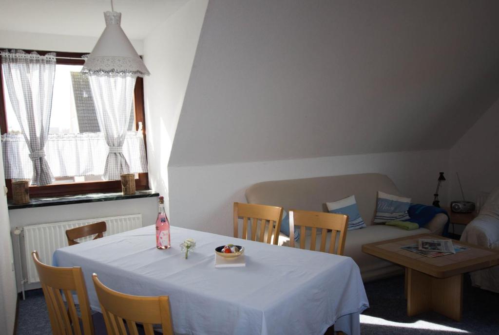 Ferienwohnungen-Neue-Tiefe-Wohnung-Kleiderbuegel photo 4