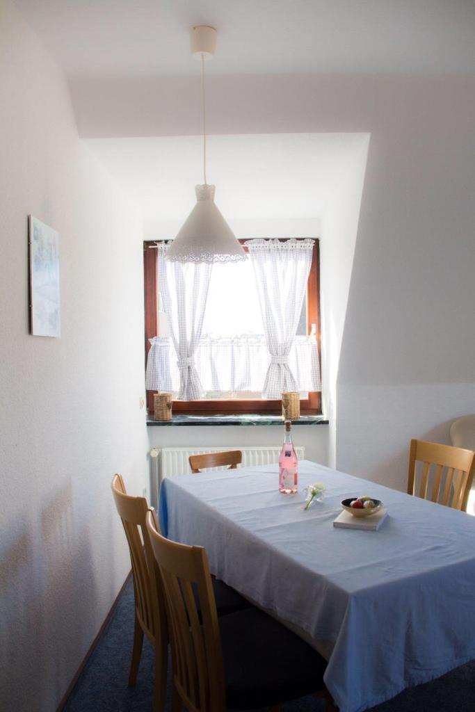 Ferienwohnungen-Neue-Tiefe-Wohnung-Kleiderbuegel photo 1