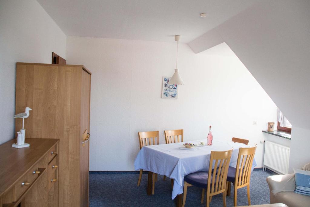 Ferienwohnungen-Neue-Tiefe-Wohnung-Kleiderbuegel photo 3