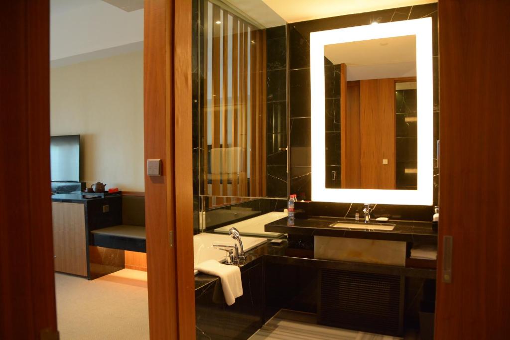 Двухместный (Клубный номер с кроватью размера «king-size»), Hyatt Regency Changchun