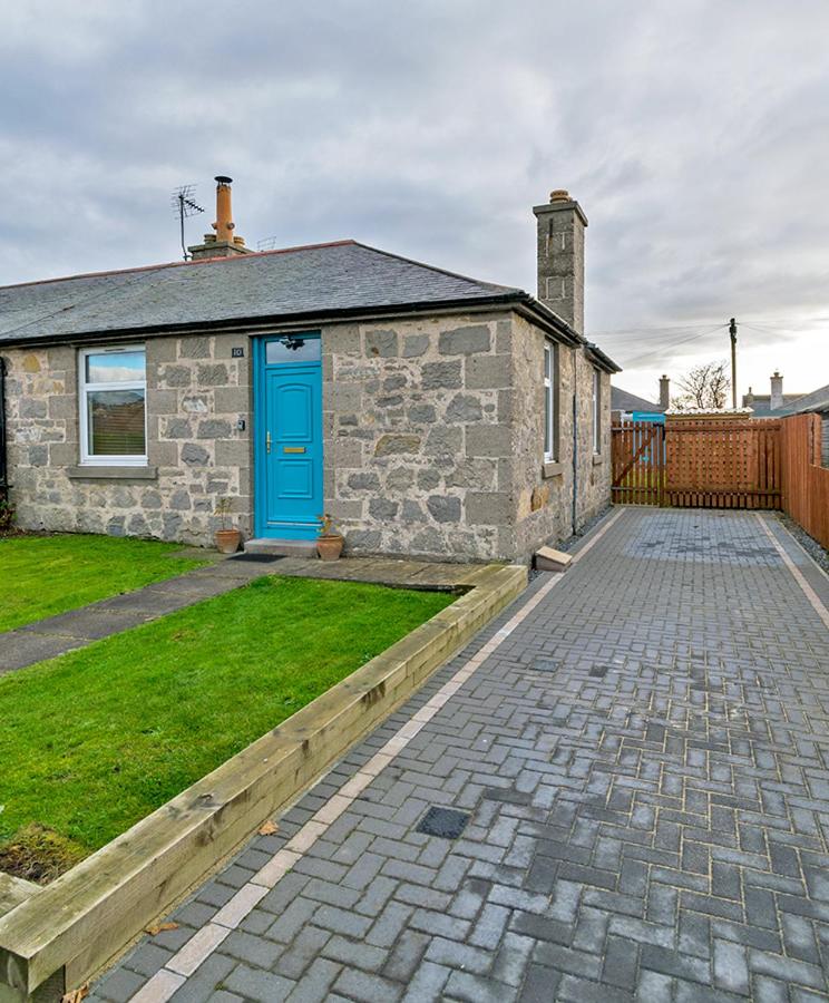 Cosy Cottage Close to East Beach, Shops, Restaurants and RAF base photo 2