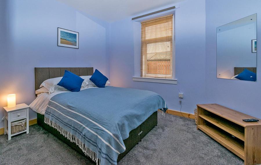 Cosy Cottage Close to East Beach, Shops, Restaurants and RAF base photo 4