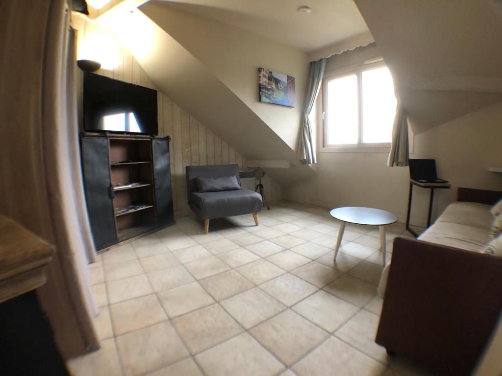 Logement atypique avec vue unique panoramique sur le lac d’Annecy, dans une résidence avec plage et ponton privée sur la commune de Duingt (Rive gauche du lac). photo 3