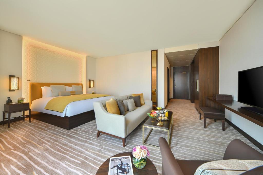 Трехместный (Представительский номер с кроватью размера «king-size»), Alwadi Hotel Doha - MGallery