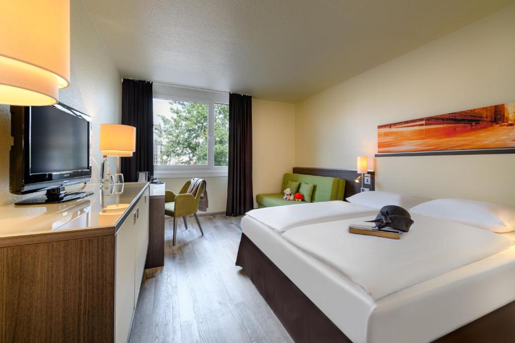 Трехместный (Стандартный двухместный номер с 1 кроватью и диваном), Mercure Hotel Köln West