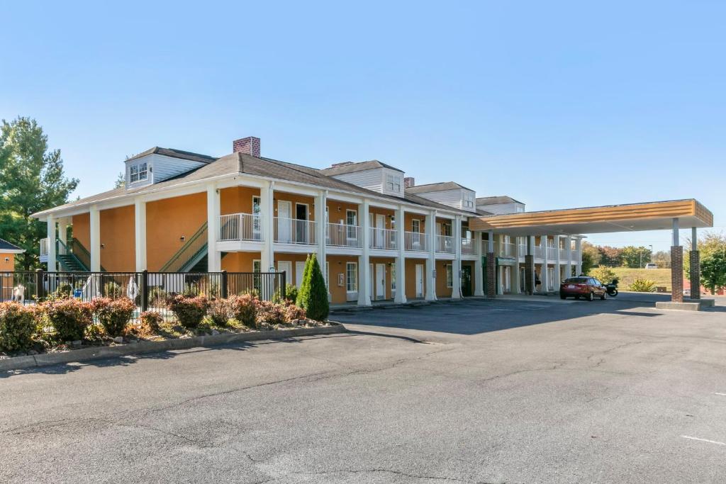 Quality Inn Johnson City I-26 exit 17 photo 1