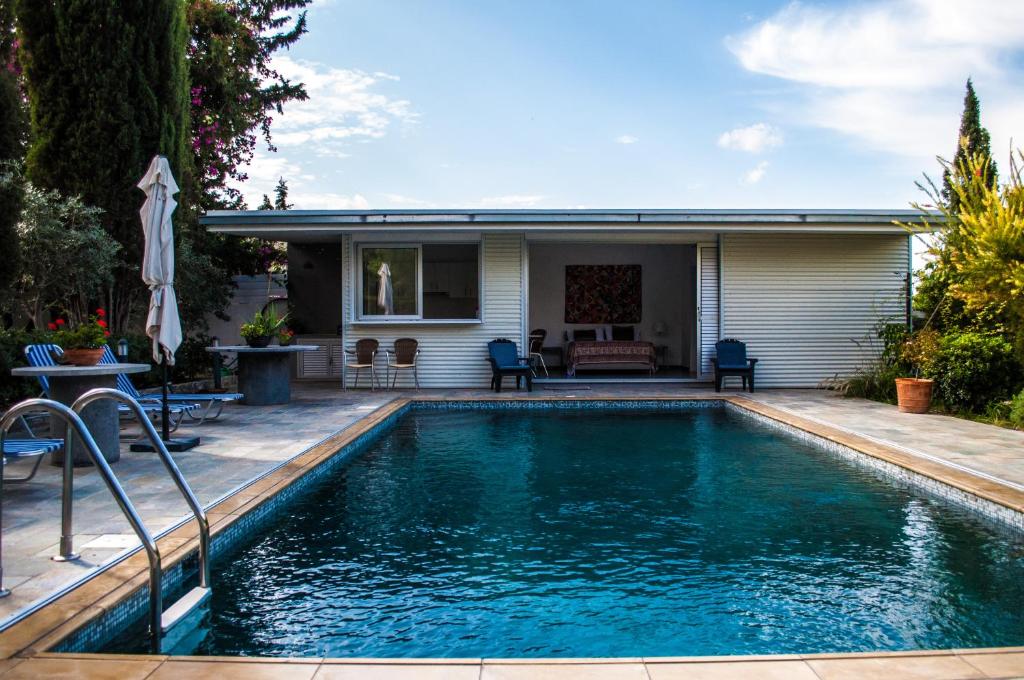 Idyllic studio with private pool photo 2