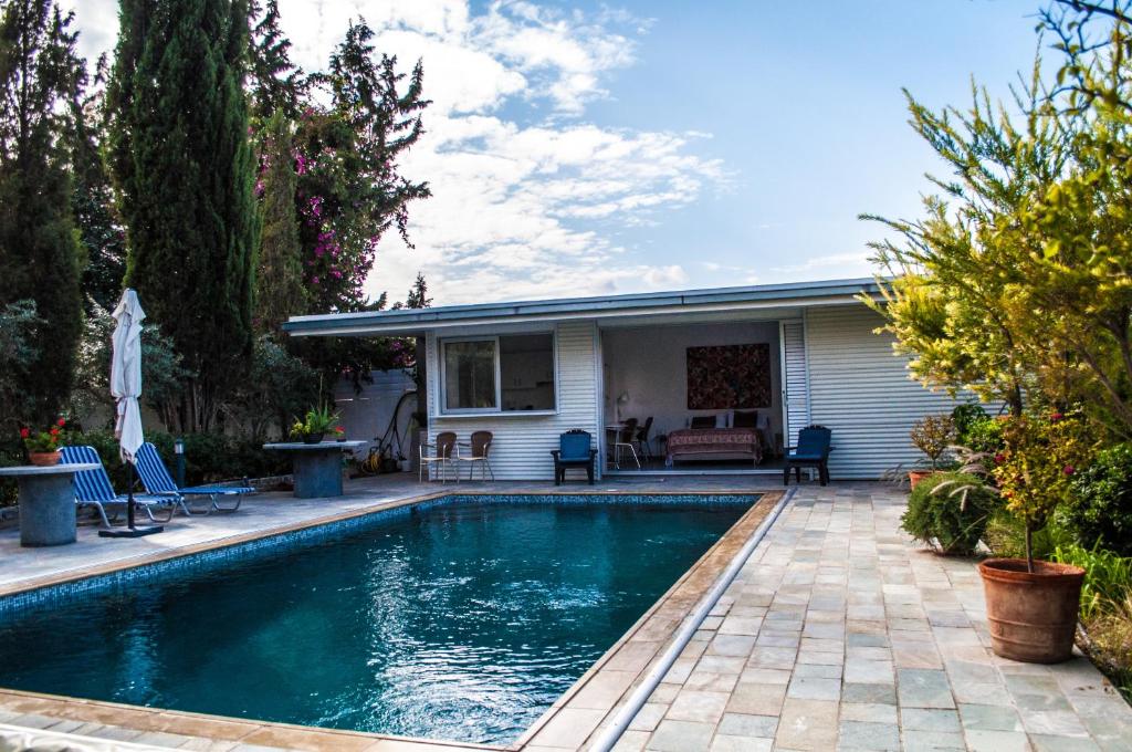 Idyllic studio with private pool photo 3