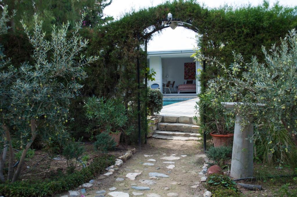 Idyllic studio with private pool photo 1