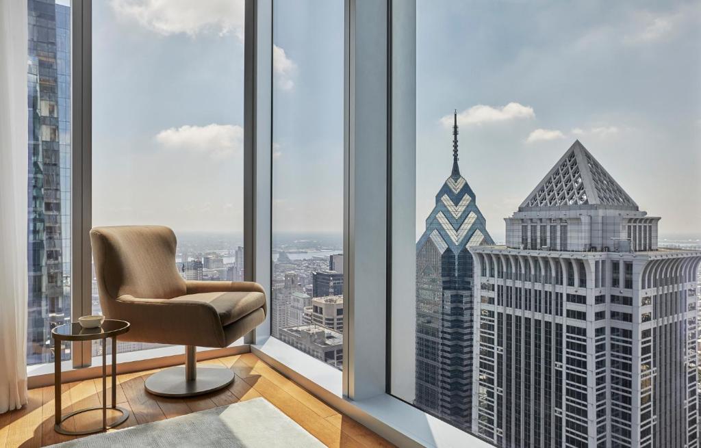 Сьюит (Skyline Corner One Bedroom King Suite), Four Seasons Hotel Philadelphia at Comcast Center