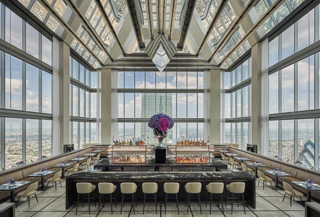 Трехместный (Accessible Grand Landmark King Room), Four Seasons Hotel Philadelphia at Comcast Center