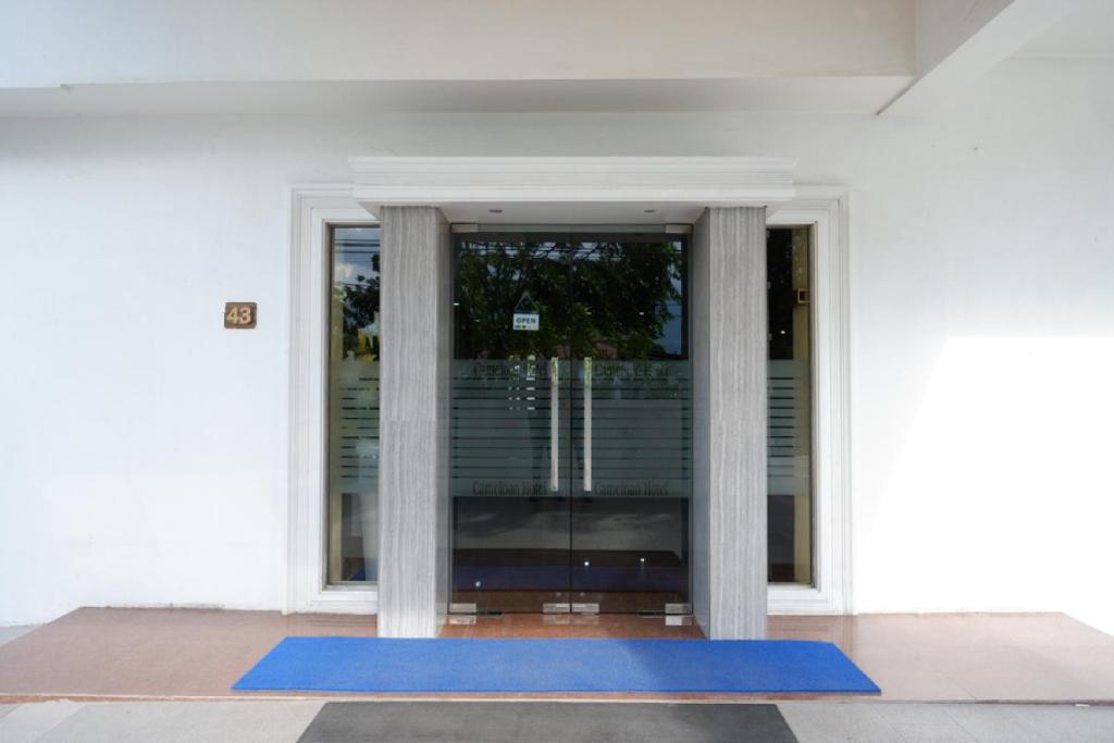 RedDoorz Plus @ Cameloan Hotel Palu photo 4