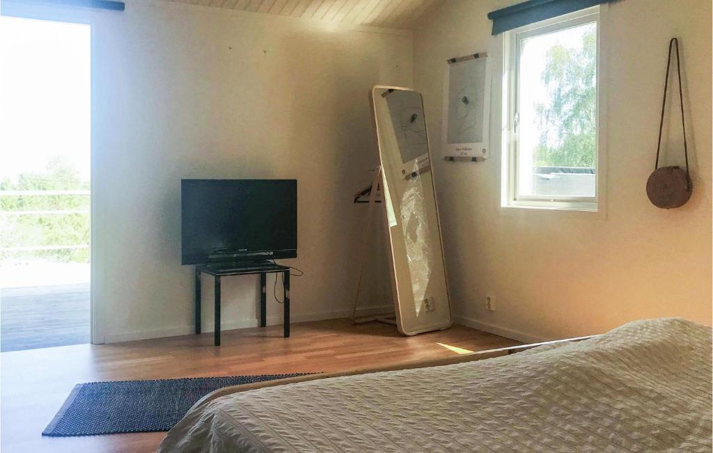 Awesome Home In Hviksns With 3 Bedrooms And Wifi photo 2