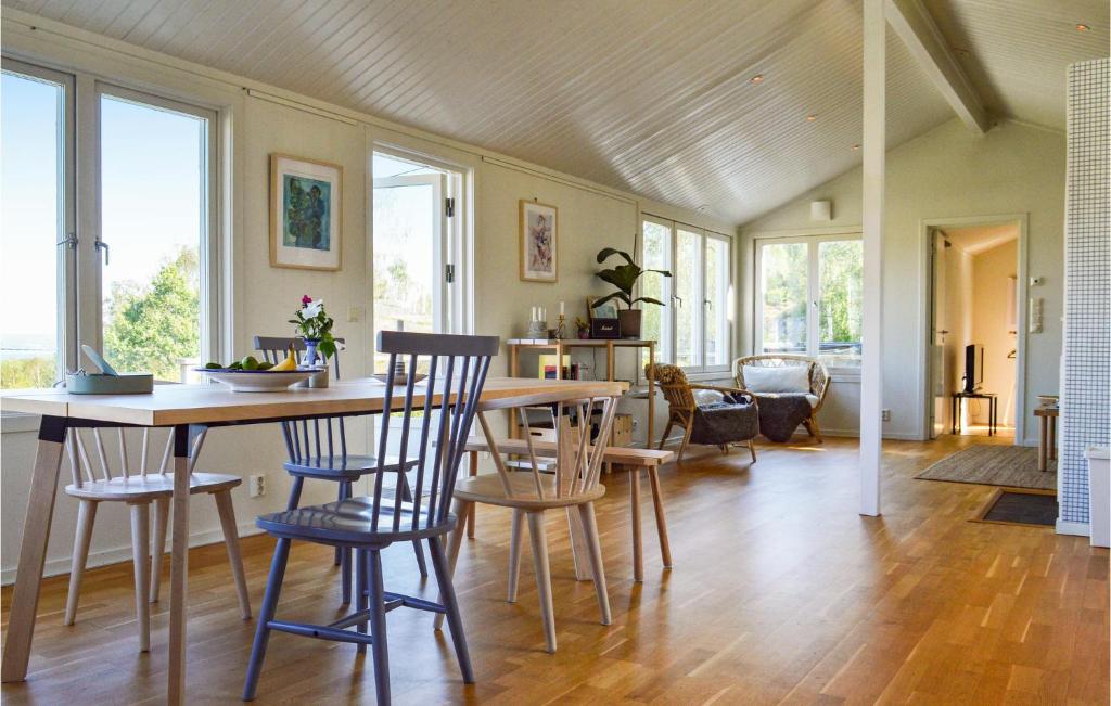 Awesome Home In Hviksns With 3 Bedrooms And Wifi photo 3
