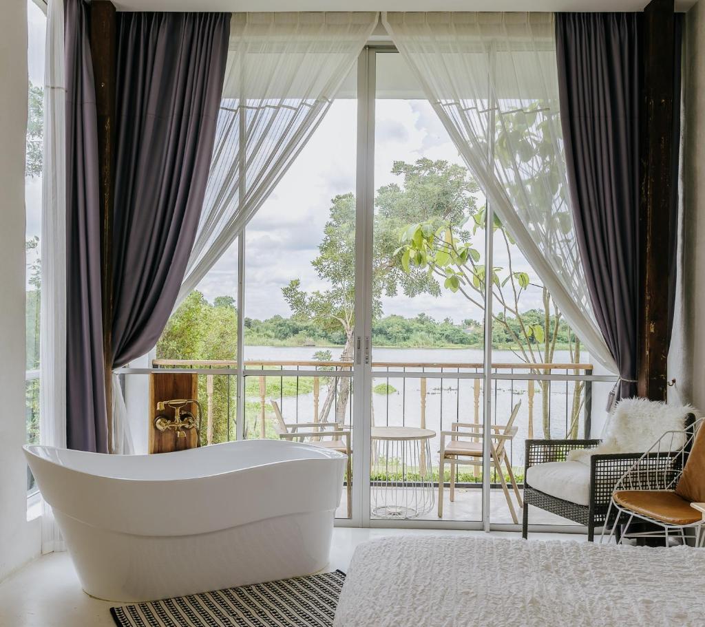 White Wall Riverfront Hotel photo 1