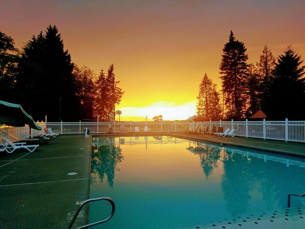 Chehalis Camping Resort One-Bedroom Cabin 2 photo 4