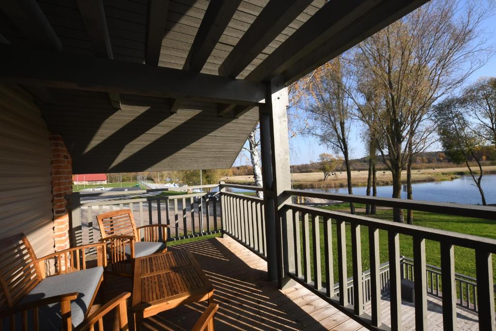 Riverside Villa photo 4