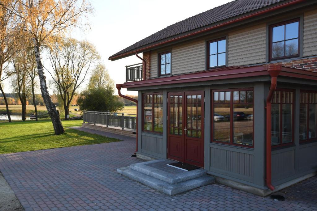 Riverside Villa photo 3