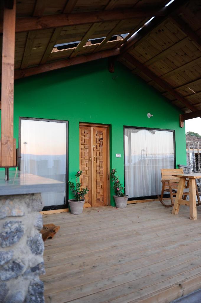 The green and red cabins photo 4
