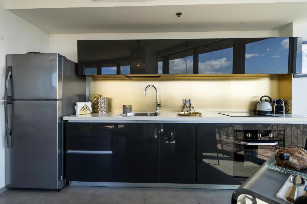 Luxury Beach Apartment with Pool & Gym By Airsuite photo 2