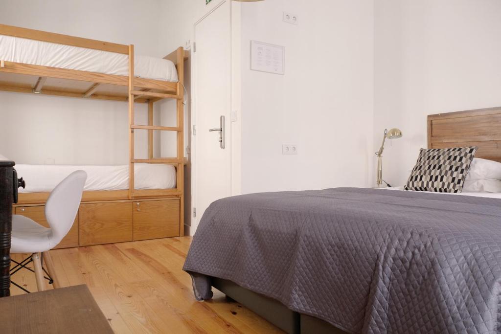 Семейный (Семейный номер с балконом), Lisbon Poets Hostel