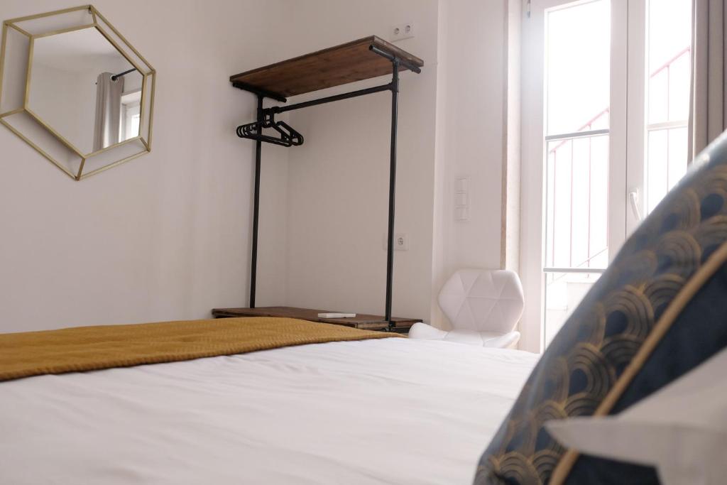 Двухместный (Двухместный номер с 1 кроватью и общей ванной комнатой), Lisbon Poets Hostel