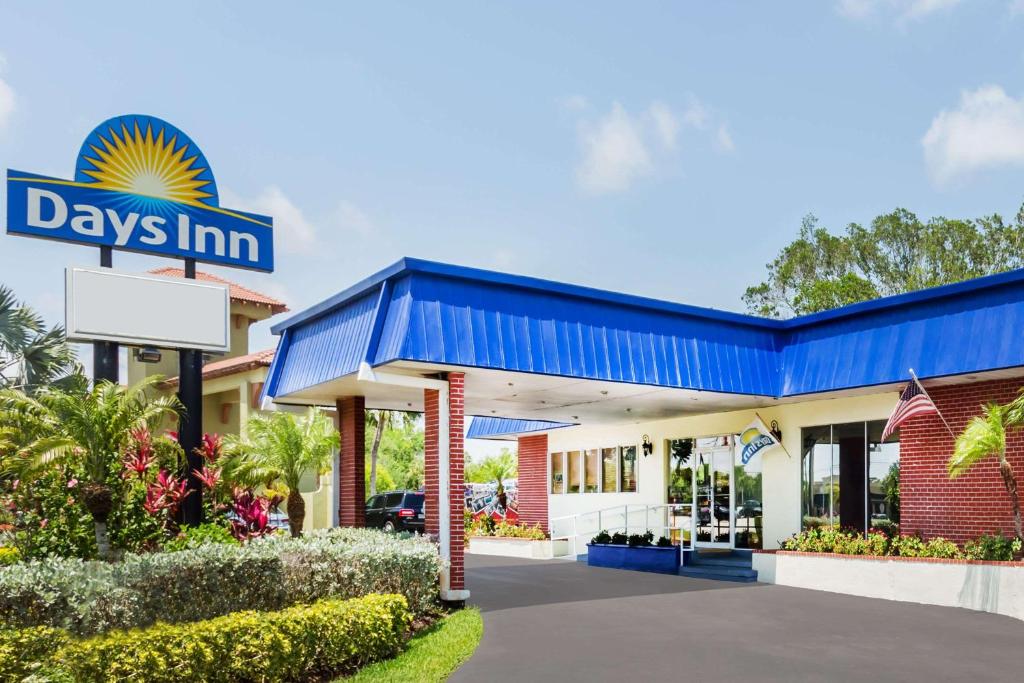 Days Inn by Wyndham Fort Myers Springs Resort image