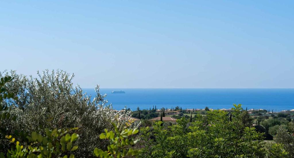 1 bedroom Apartment Nesoi with sea and golf views, Aphrodite Hills Resort photo 1