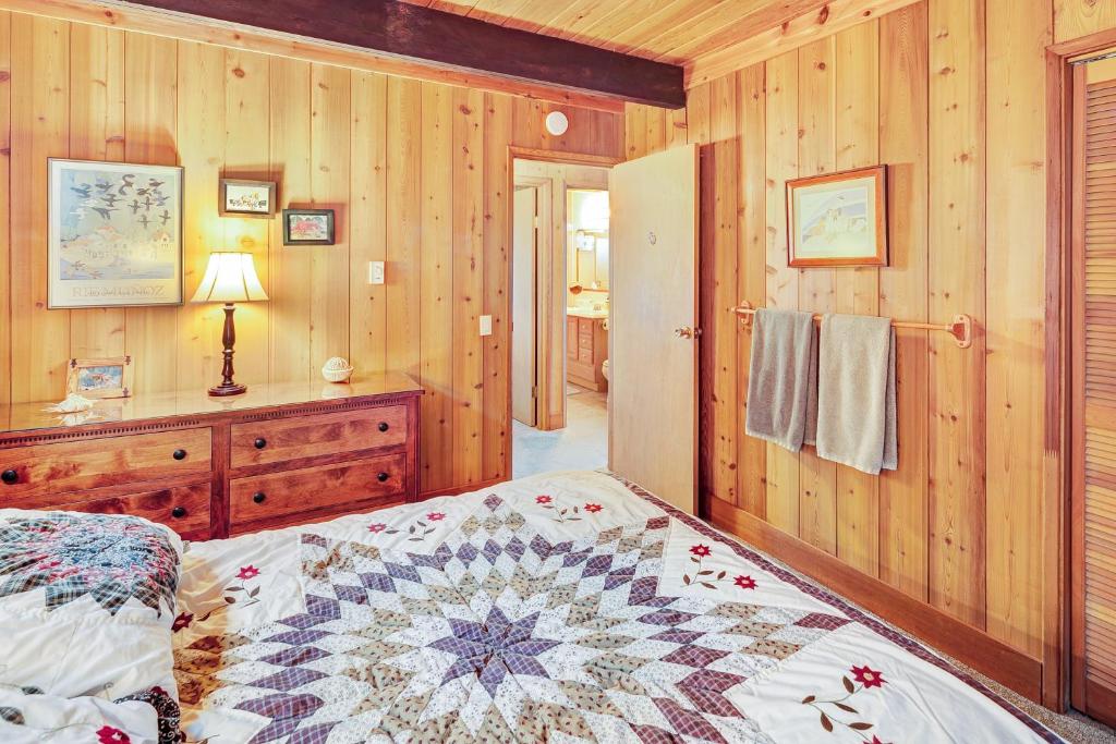 3 Bed 2 Bath Vacation home in Eastsound photo 1