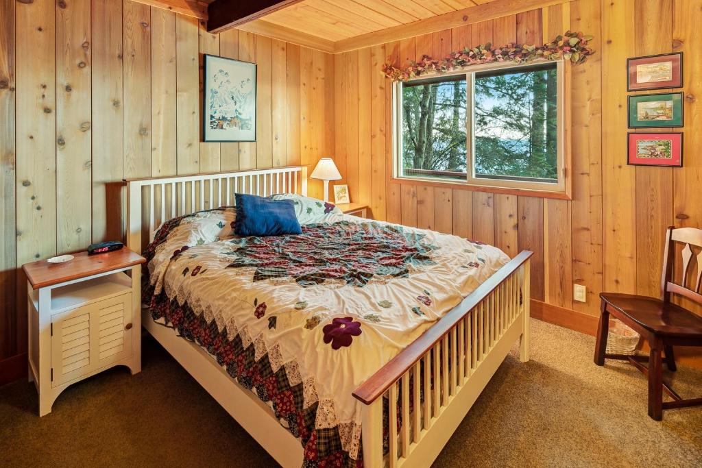 3 Bed 2 Bath Vacation home in Eastsound photo 4