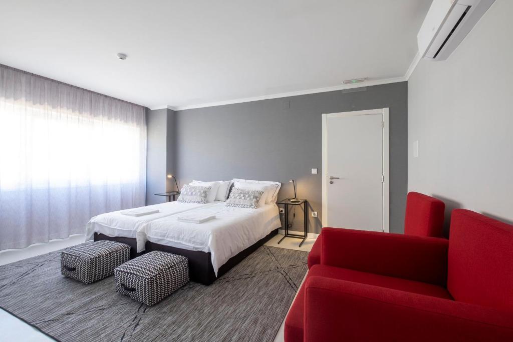 BUS STATION Suites & Studios