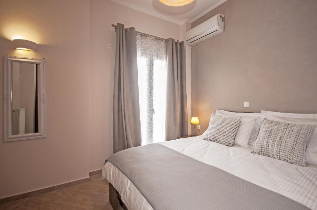 Veldi Art - Kamari Beach Apartment - Tap to explore photos