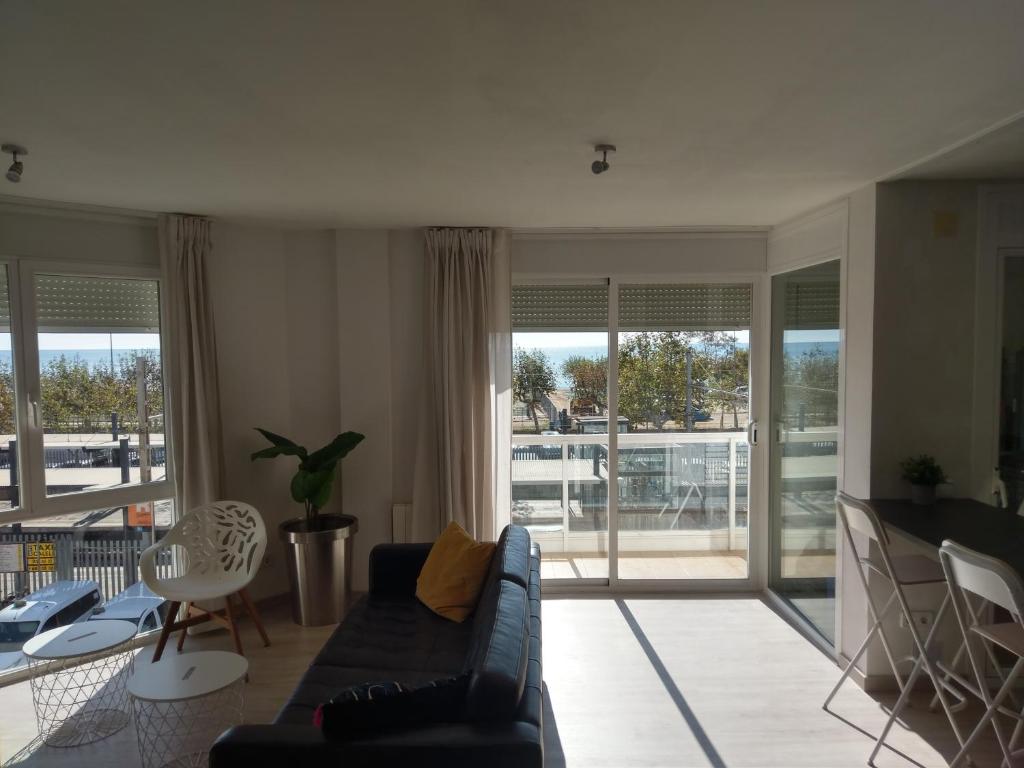 Luxury Apartment Accommodation, next to beach & train station Calella photo 3