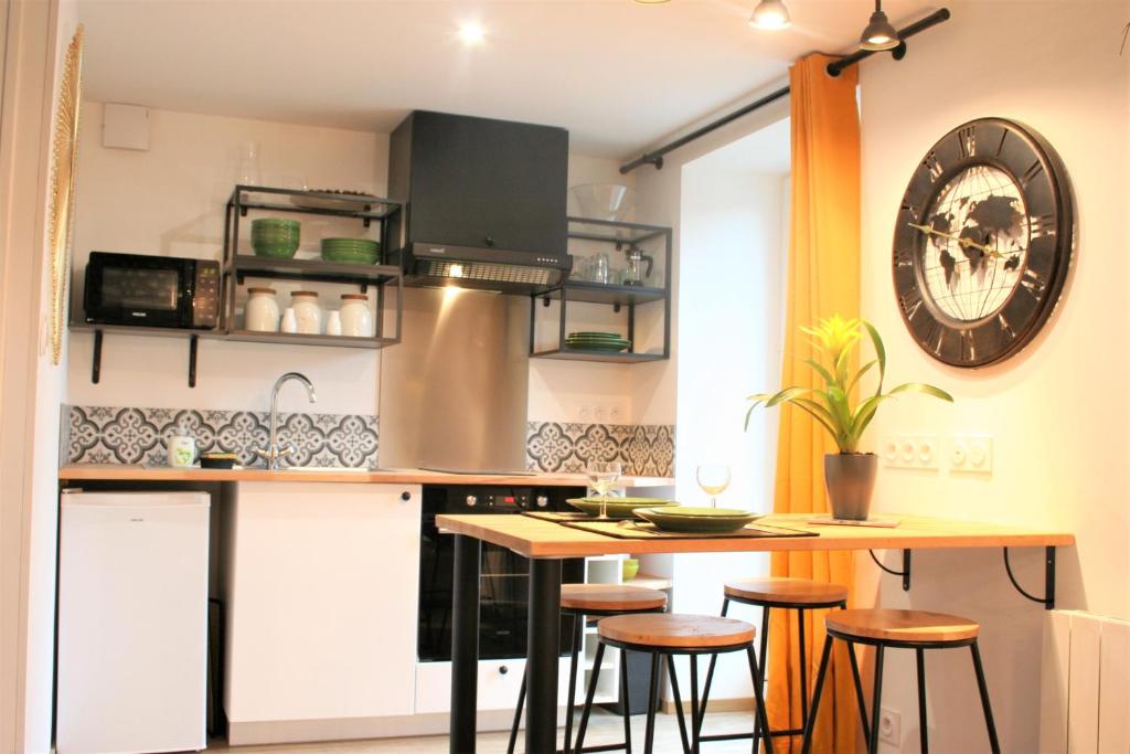 Superbe studio entre le port et le centre ville - LIT KING-SIZE, WiFi & NETFLIX gratuit photo 3