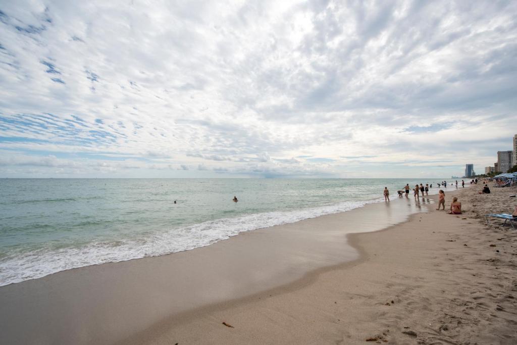 Paradise on Hollywood Beach 2 bed 2 bath photo 3