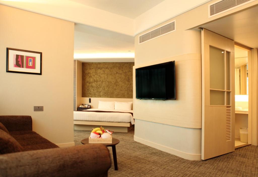 Семейный (Premier Studio - King Bed with open area), South Pacific Hotel