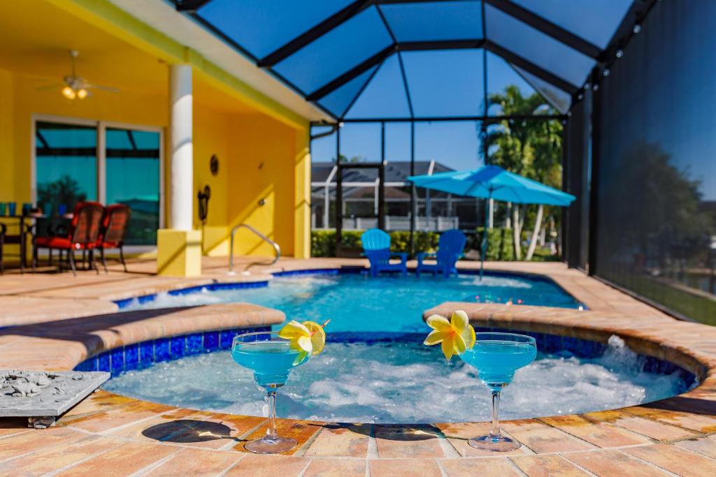 Scenic water view, 2 master suites with direct pool access - Villa Casa Amarilla image