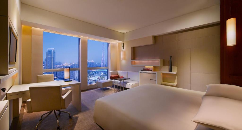 Трехместный (Номер c кроватью размера «king-size», вид на башню), Grand Hyatt Guangzhou