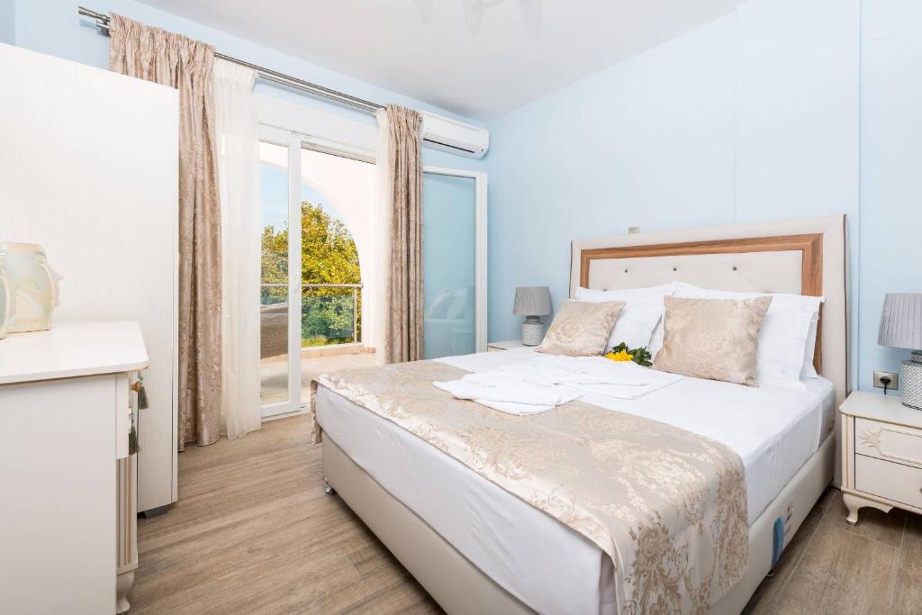 Stratos Deluxe Apartments photo 1