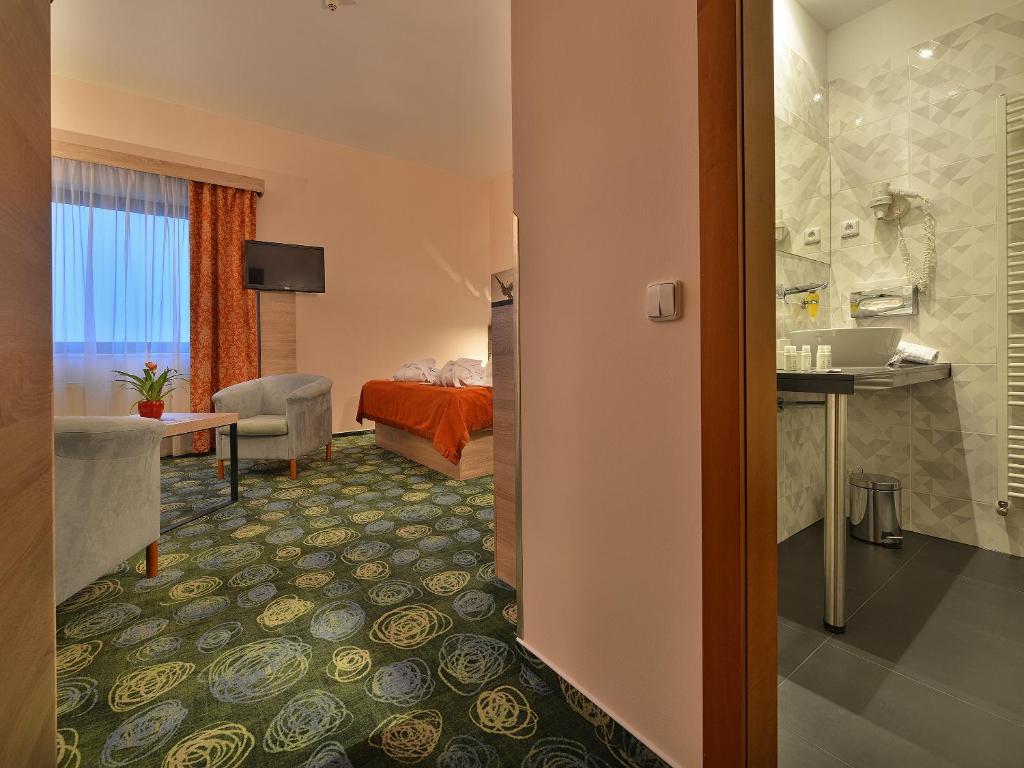 Сьюит (Улучшенный полулюкс), Ramada Airport Hotel Prague