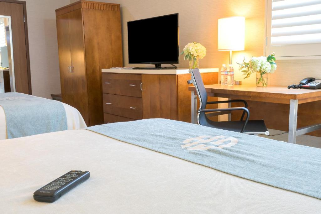 Четырехместный (Стандартный номер с 2 кроватями queen-size (160х200см)), Gateway Hotel Santa Monica